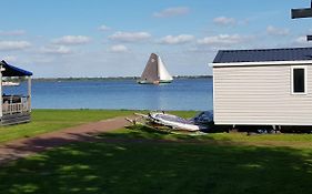 Chalet Bergumermeer Meerzicht